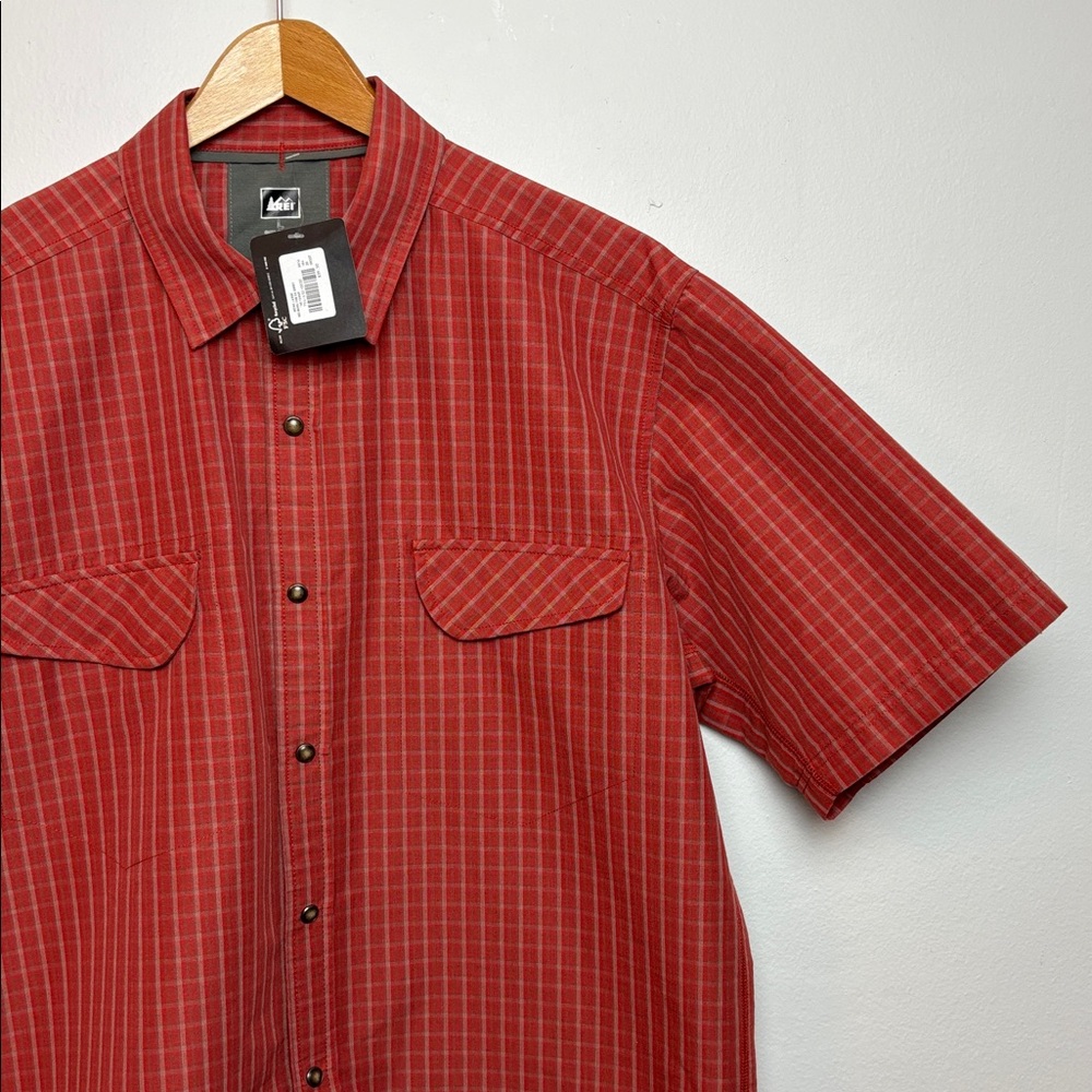 NWT REI Men’s Marlton Short Sleeve Shirt Ketchup Pearl Snap Large Hiking Outdoor - Picture 3 of 7